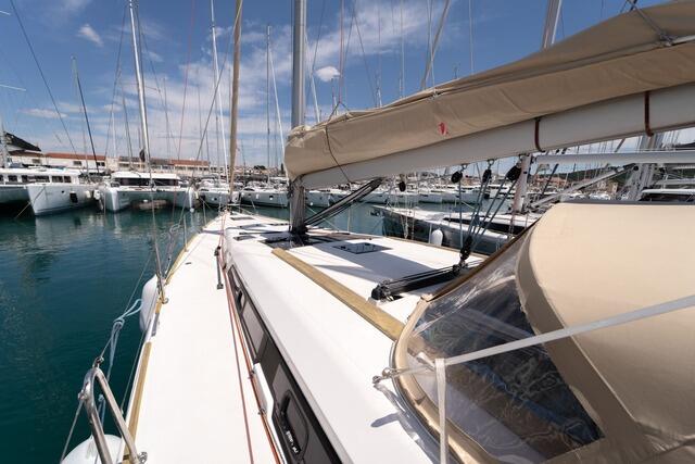 Sailing yacht 