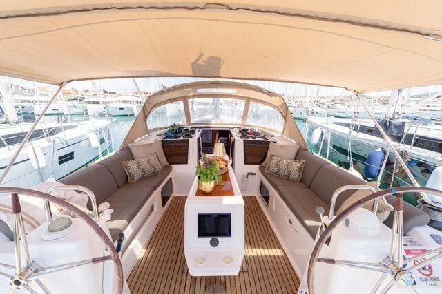Sailing yacht 