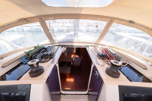 Sailing yacht 