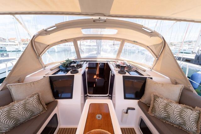 Sailing yacht 