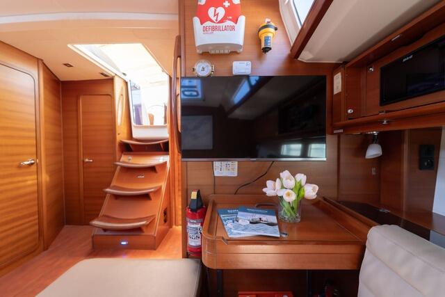 Sailing yacht 