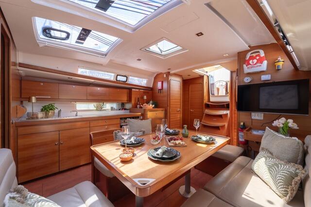 Sailing yacht 