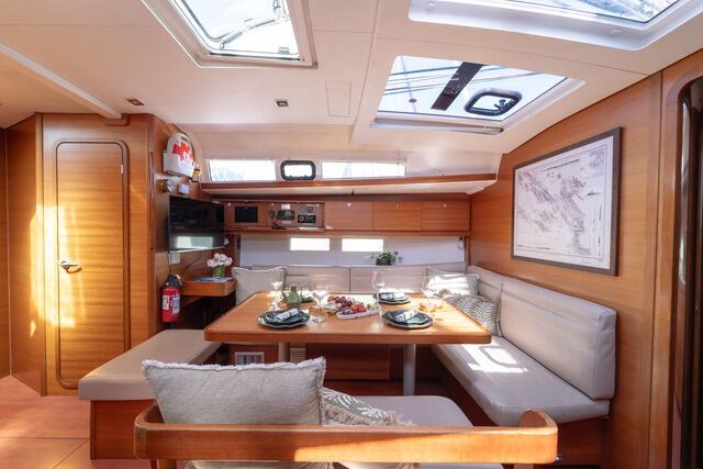 Sailing yacht 