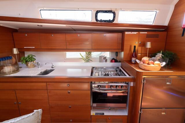 Sailing yacht 