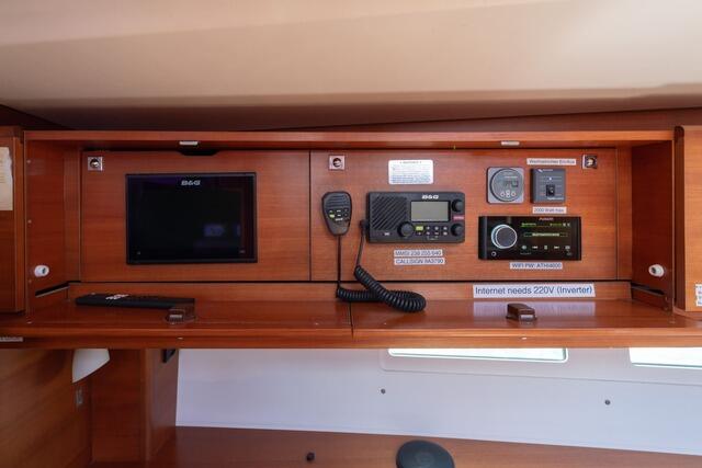 Sailing yacht 