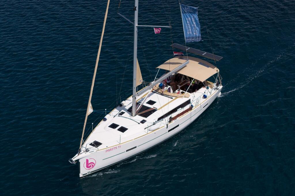 Sailing yacht 