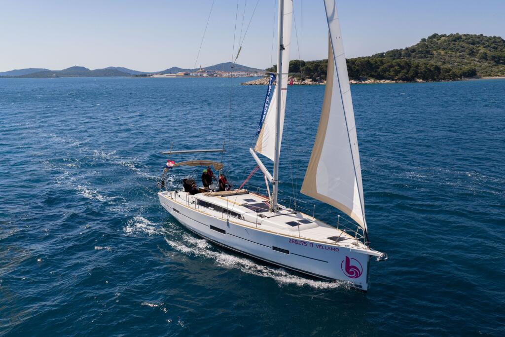 Sailing yacht 