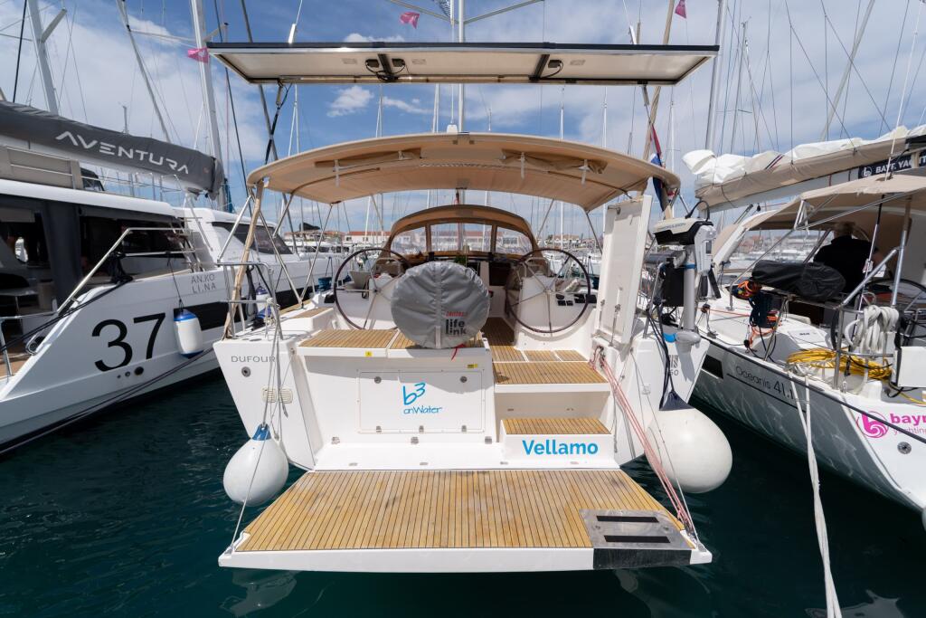 Sailing yacht 