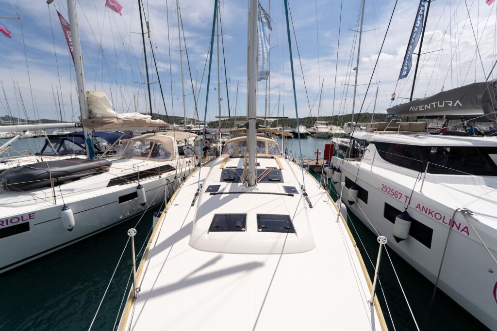 Sailing yacht 