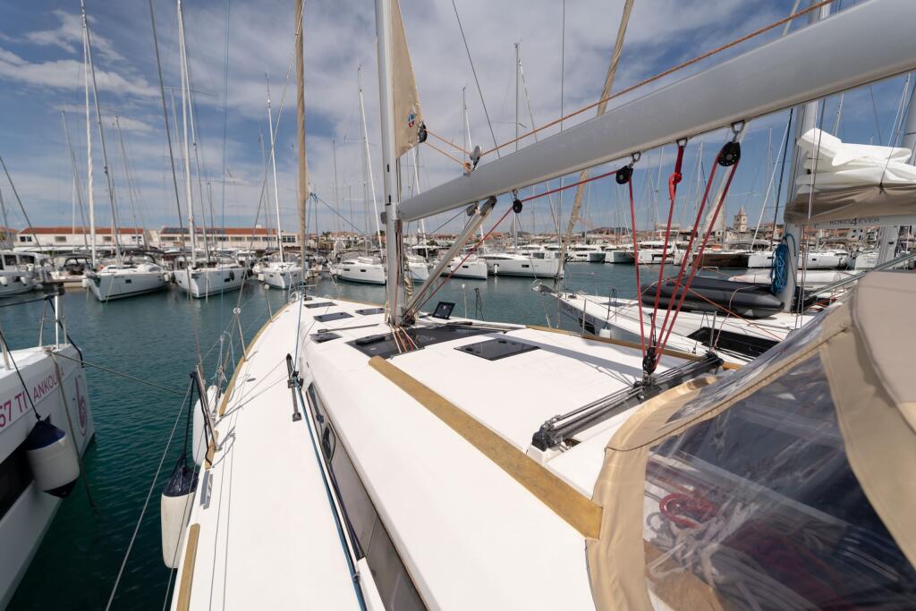 Sailing yacht 