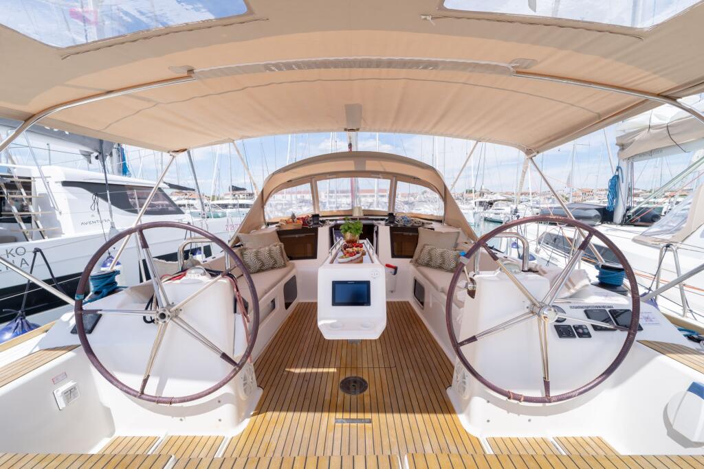 Sailing yacht 