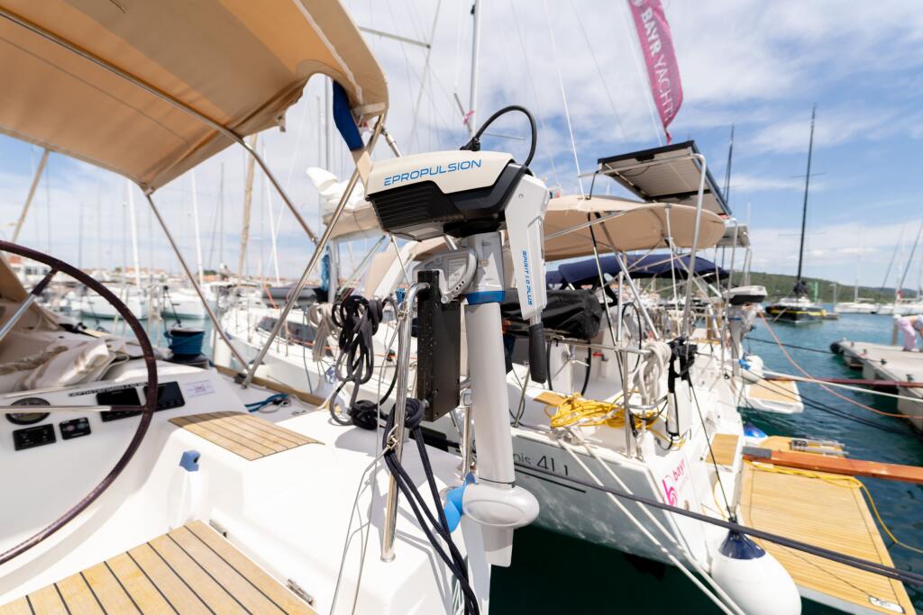 Sailing yacht 