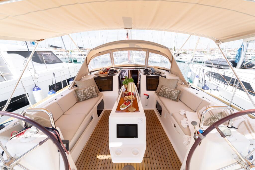 Sailing yacht 