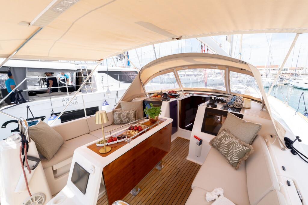 Sailing yacht 
