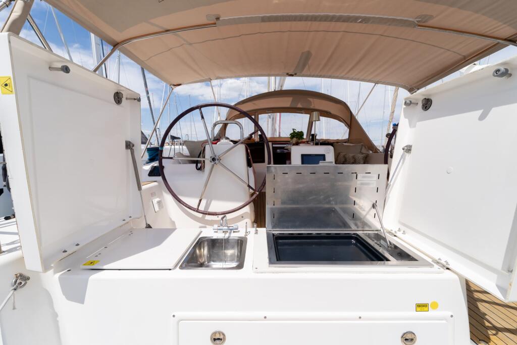 Sailing yacht 