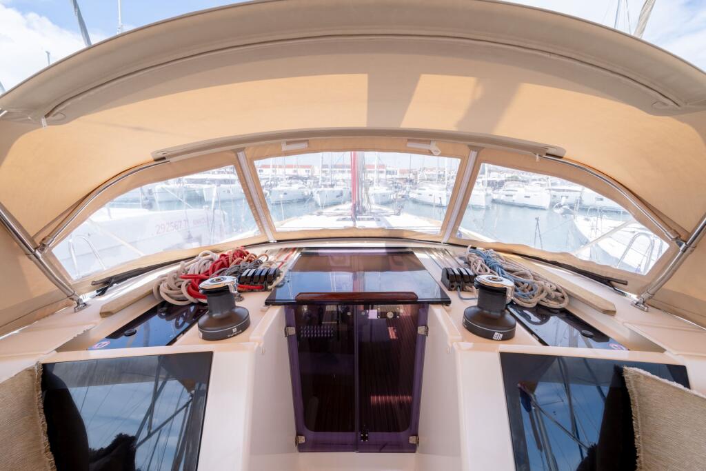 Sailing yacht 