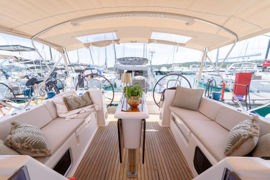 Sailing yacht 