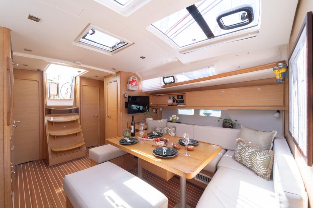 Sailing yacht 