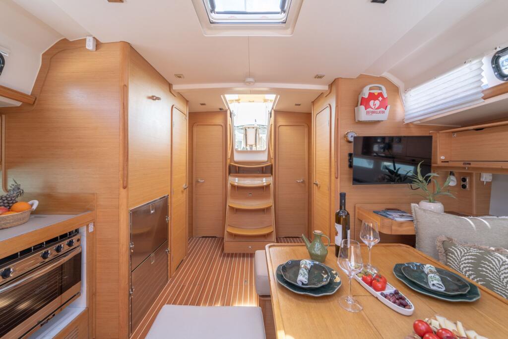 Sailing yacht 