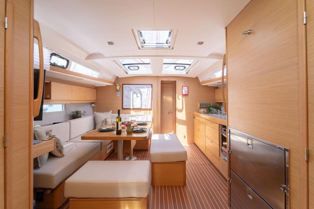 Sailing yacht 