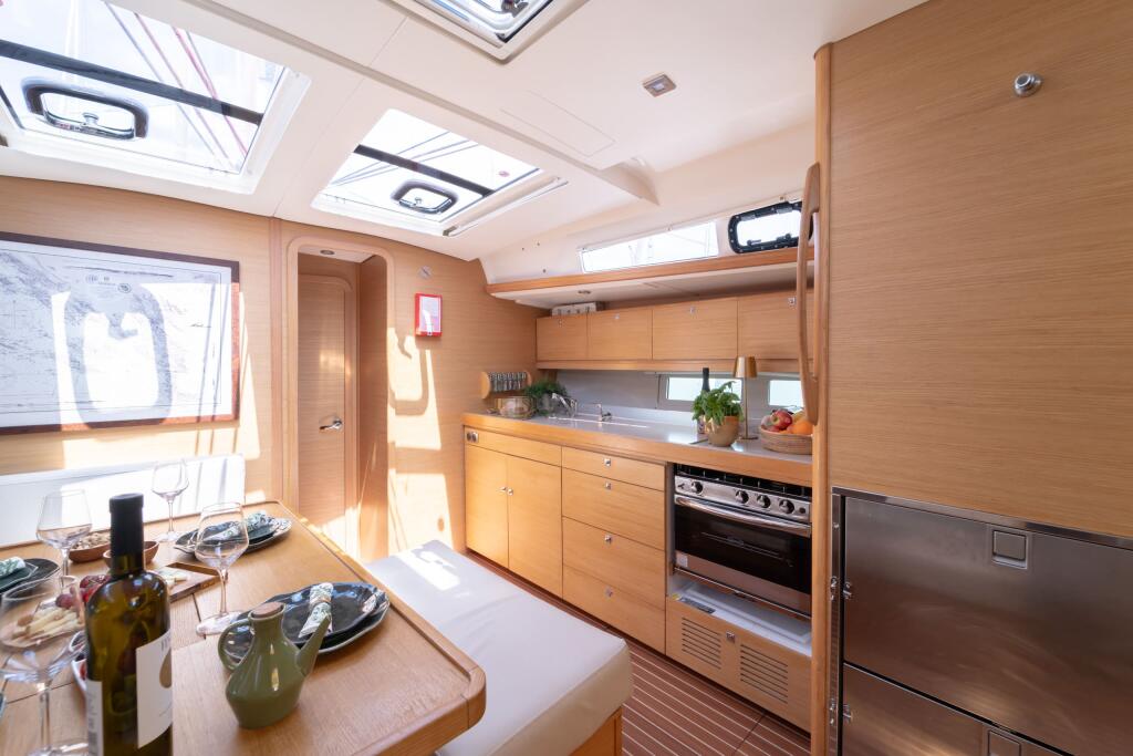 Sailing yacht 
