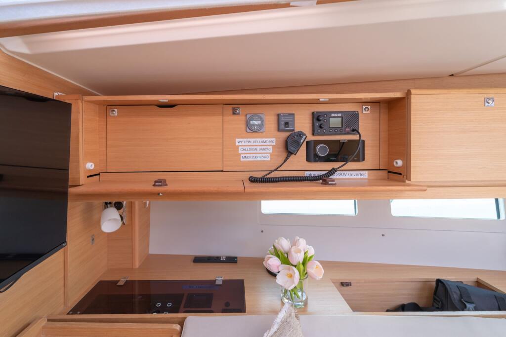 Sailing yacht 