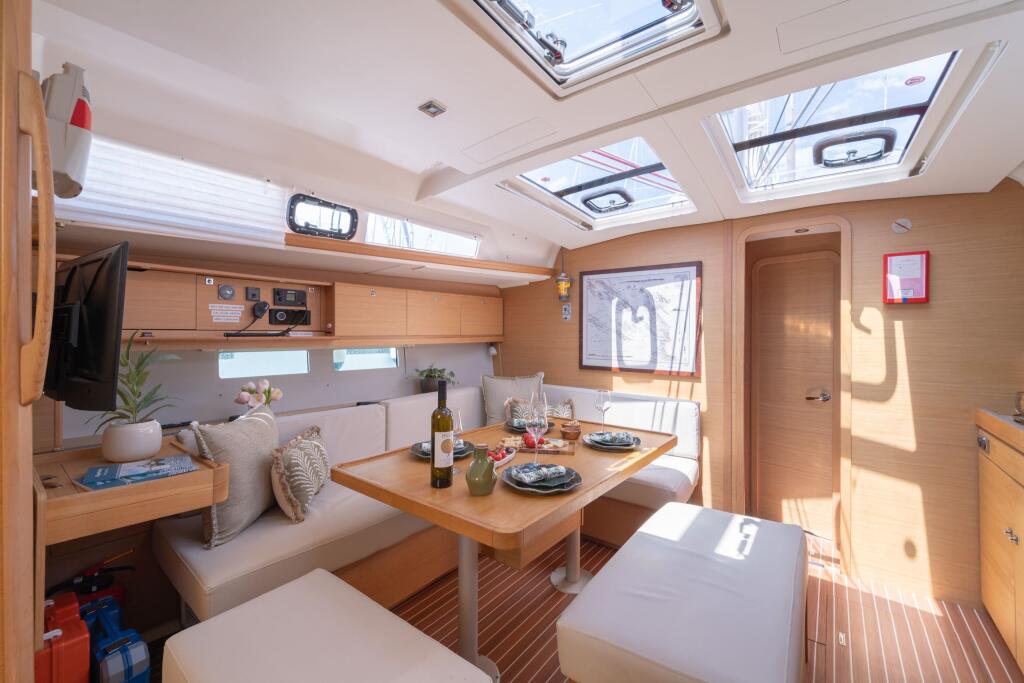 Sailing yacht 