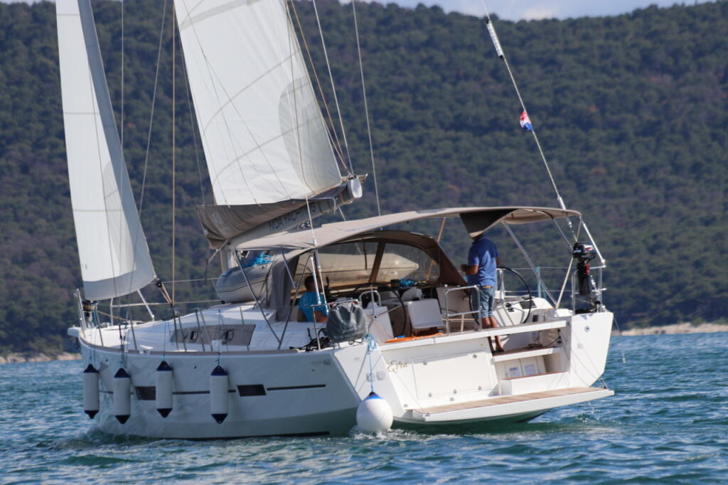 Sailing yacht 