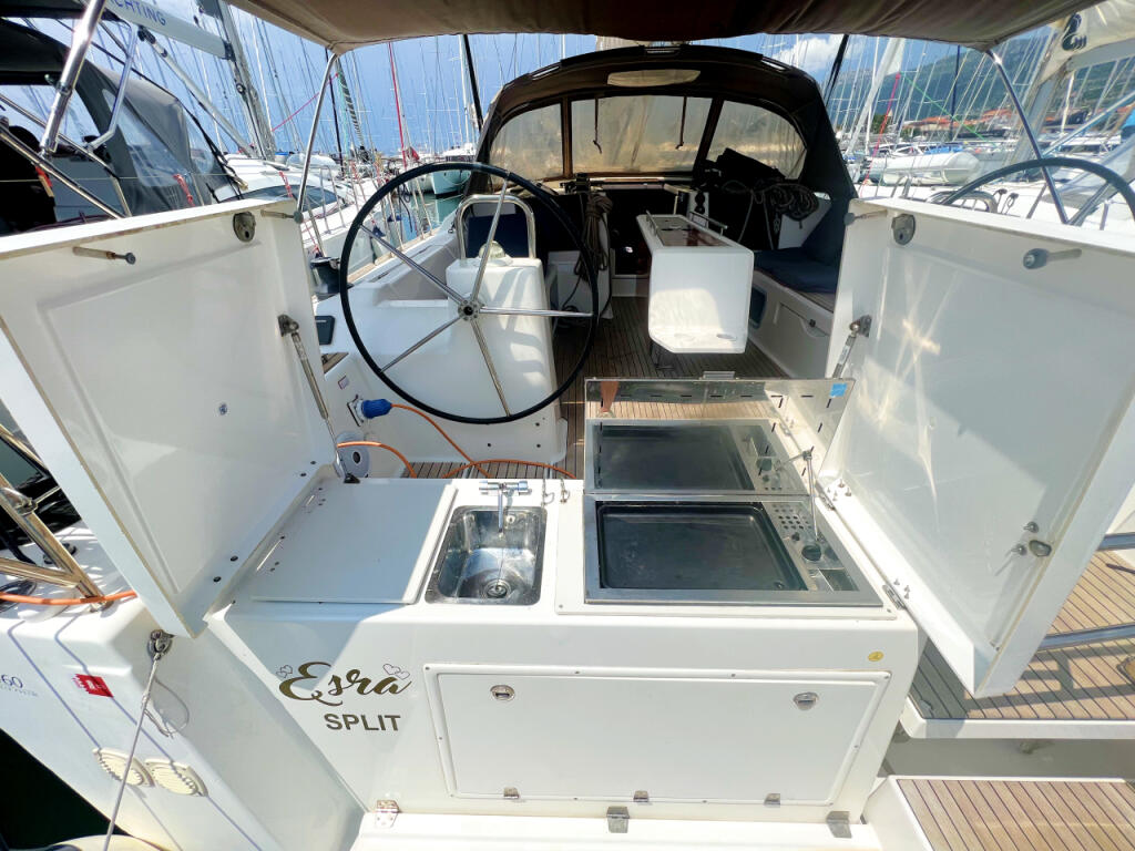 Sailing yacht 
