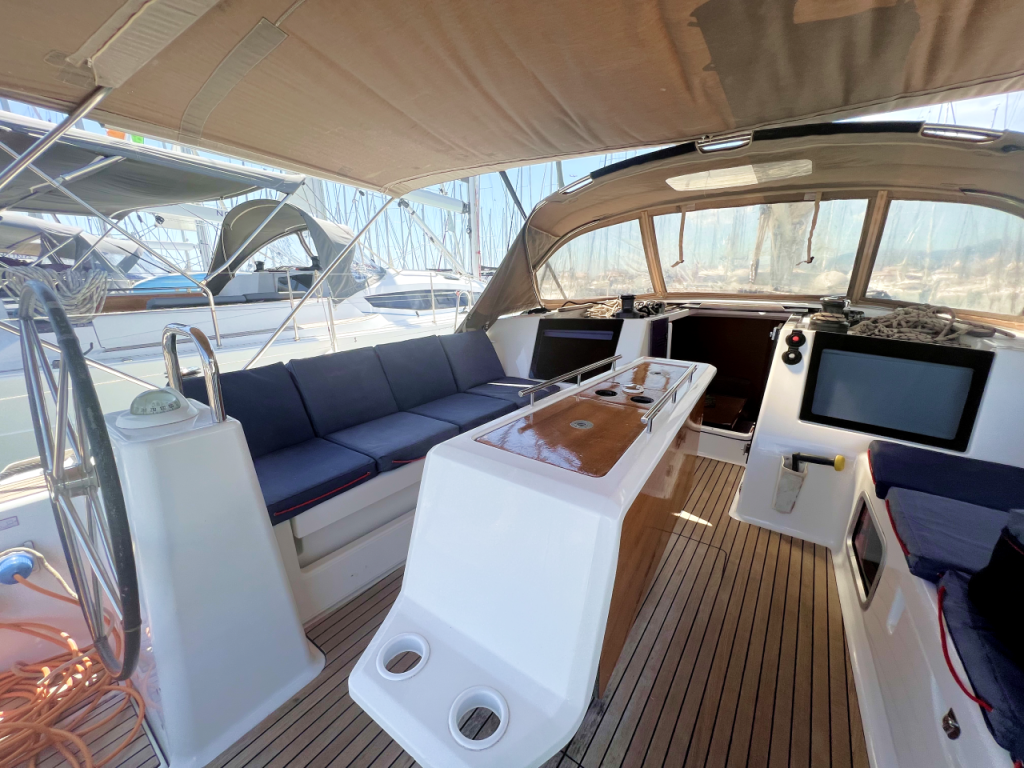 Sailing yacht 