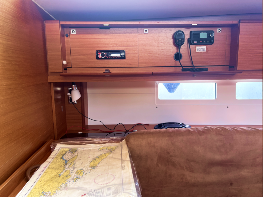 Sailing yacht 