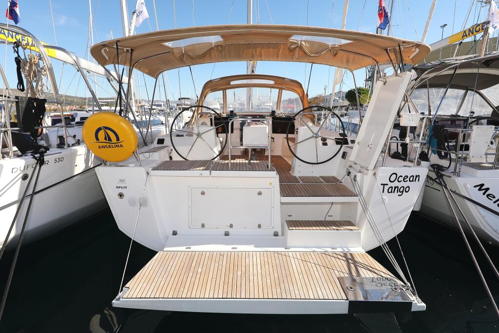 Sailing yacht 