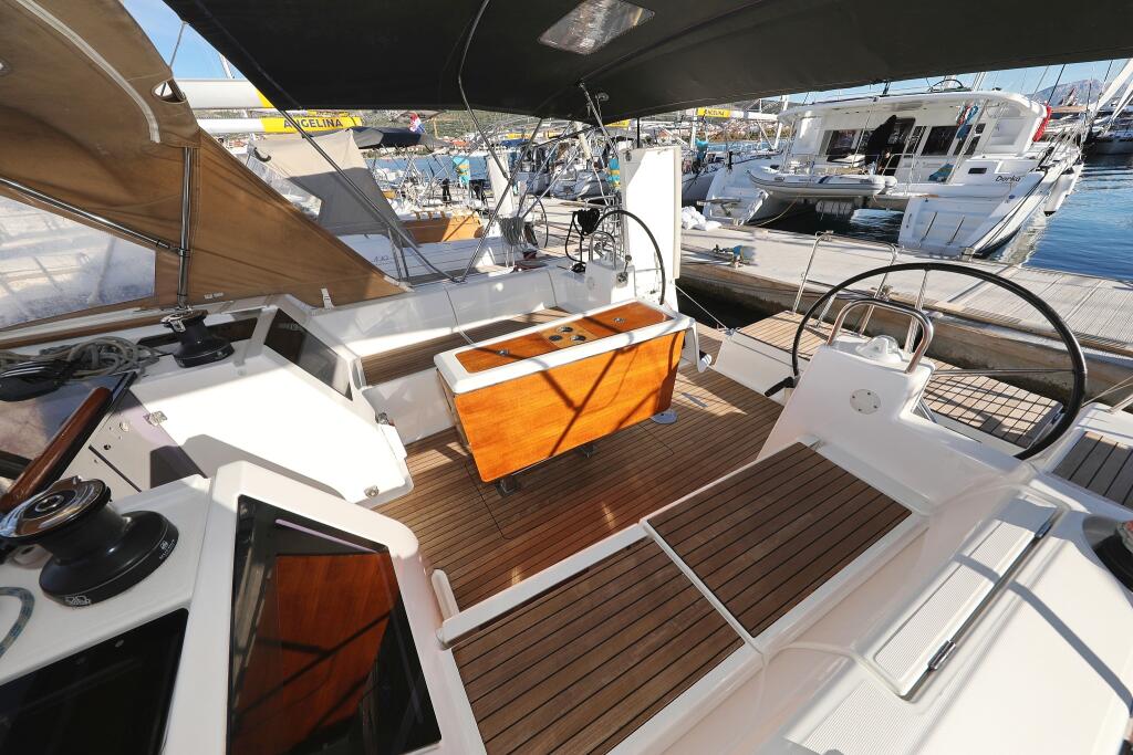 Sailing yacht 