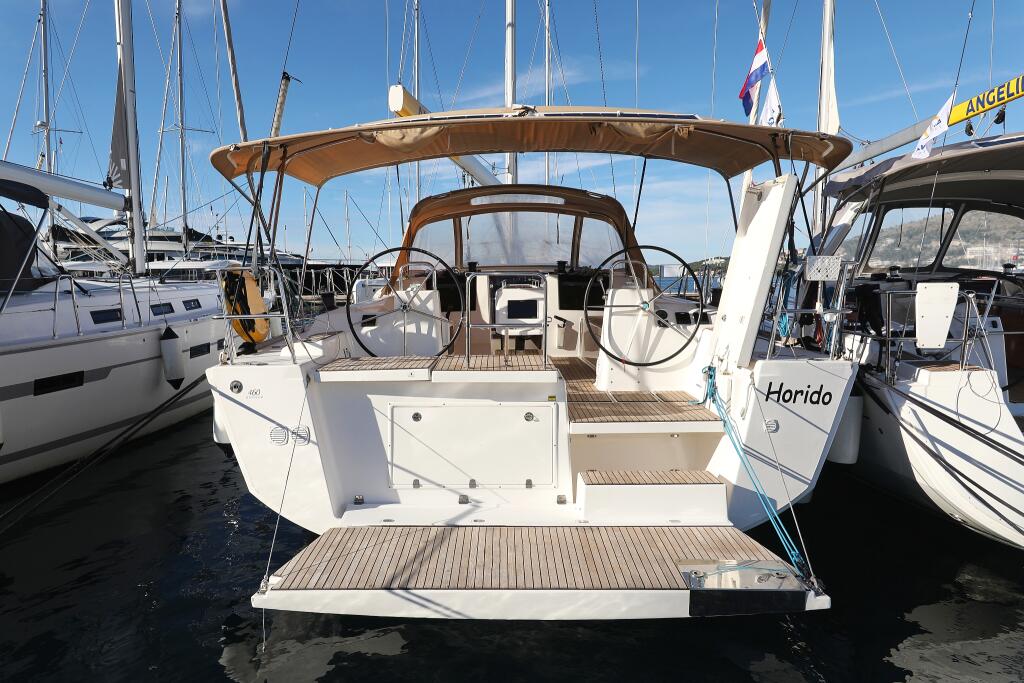 Sailing yacht 