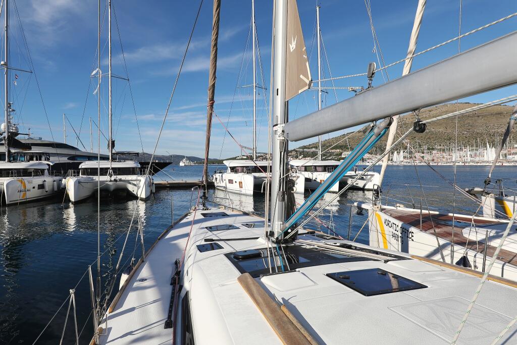 Sailing yacht 