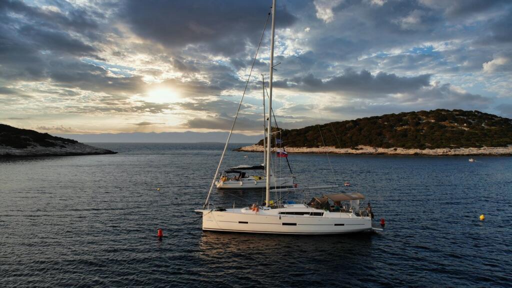 Sailing yacht 