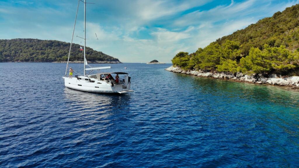 Sailing yacht 