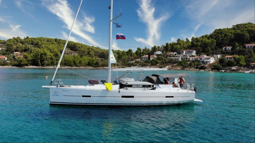 Sailing yacht 