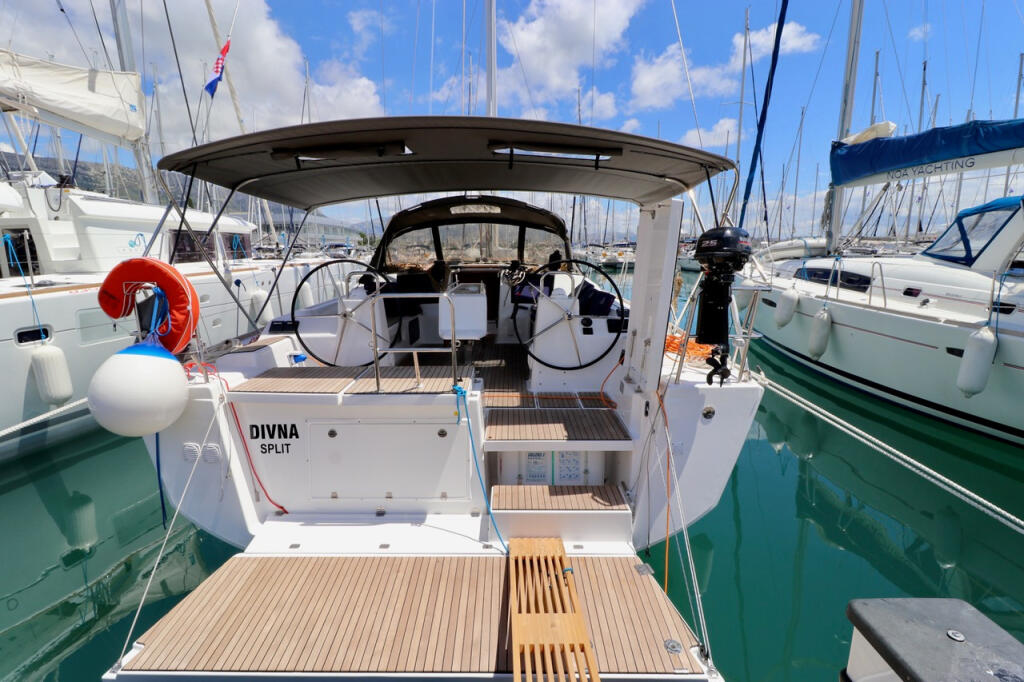 Sailing yacht 