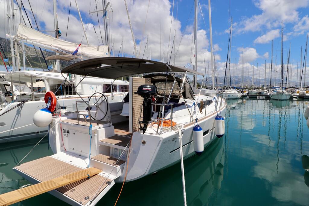 Sailing yacht 