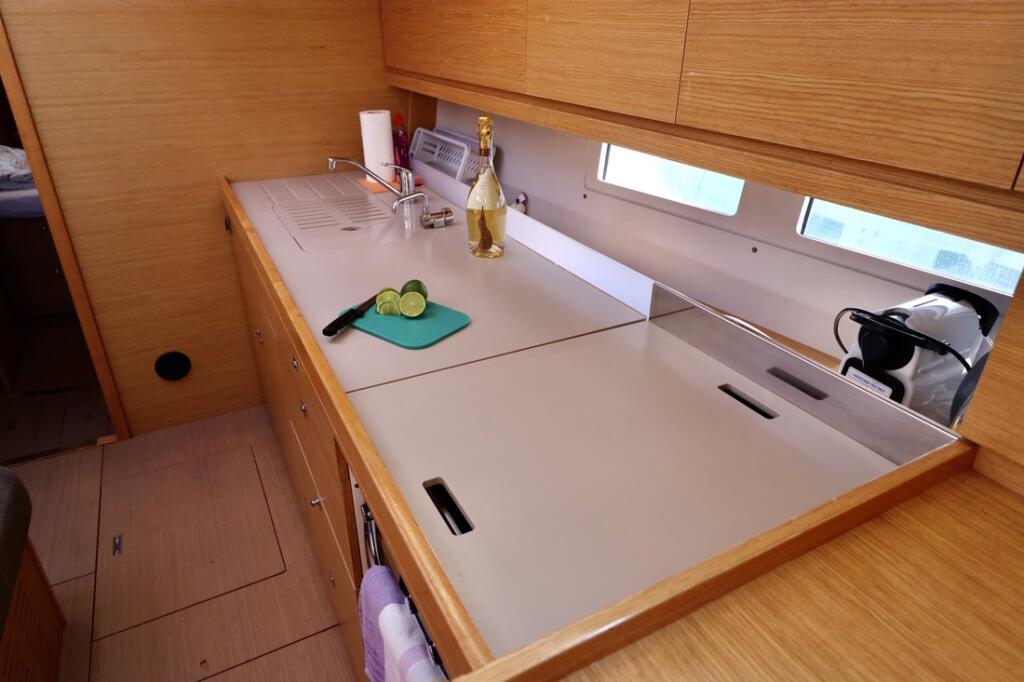 Sailing yacht 