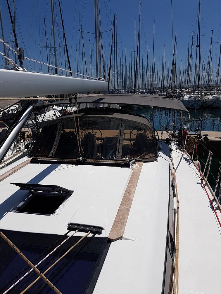 Sailing yacht 