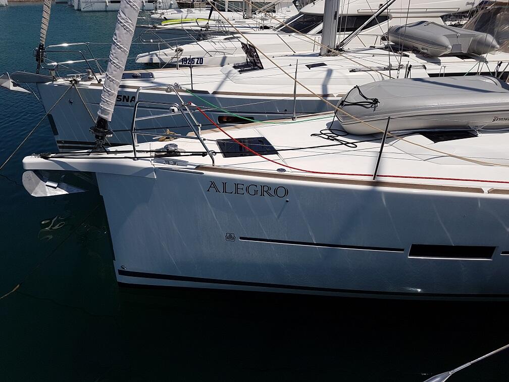 Sailing yacht 