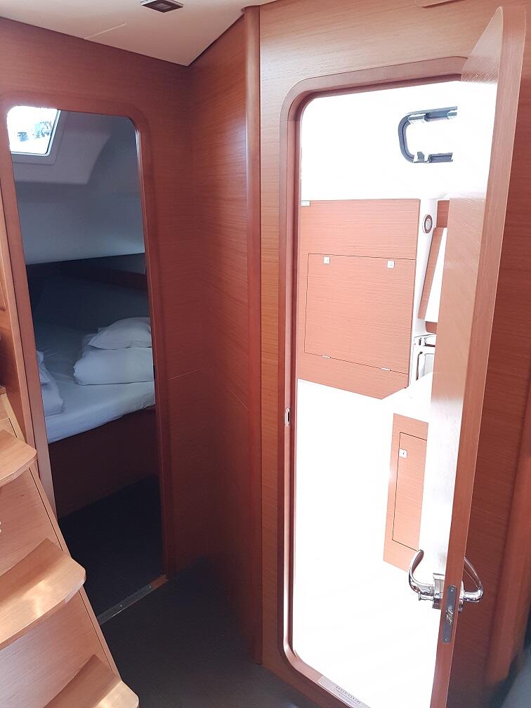 Sailing yacht 