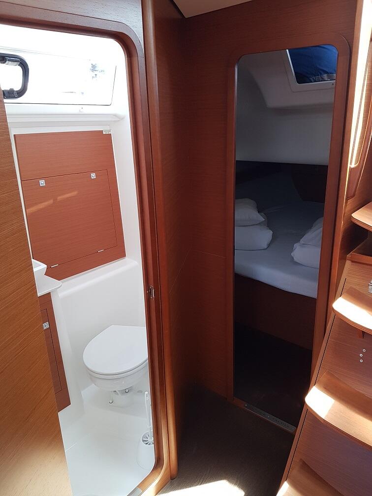 Sailing yacht 