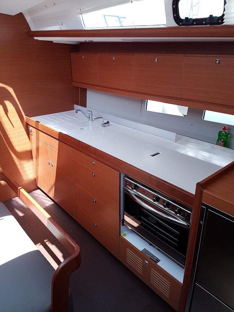 Sailing yacht 