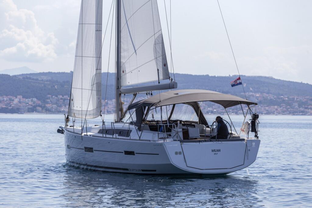 Sailing yacht 