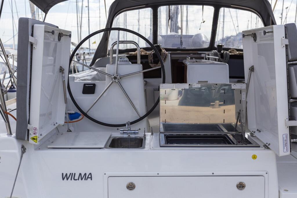 Sailing yacht 
