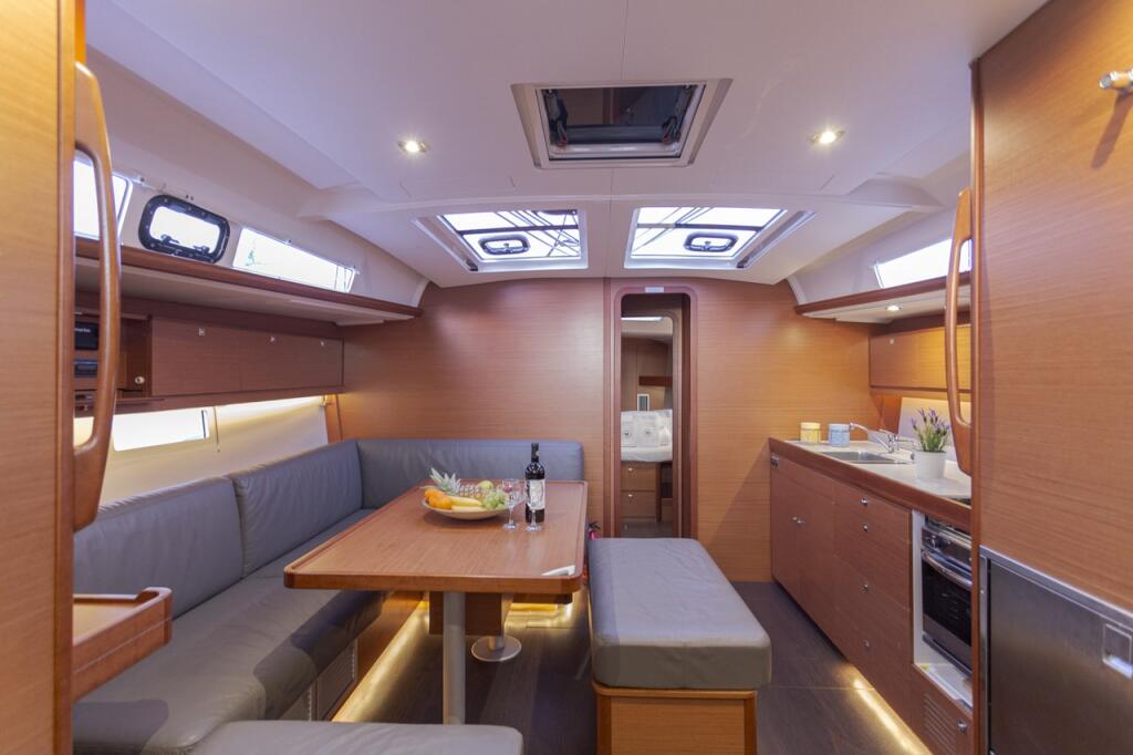 Sailing yacht 