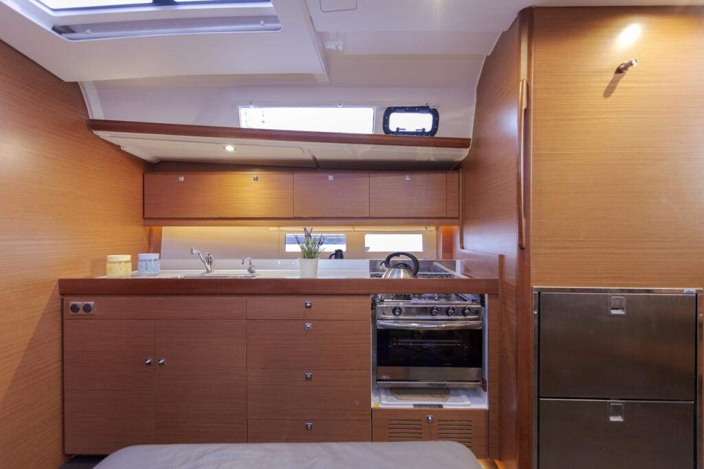 Sailing yacht 